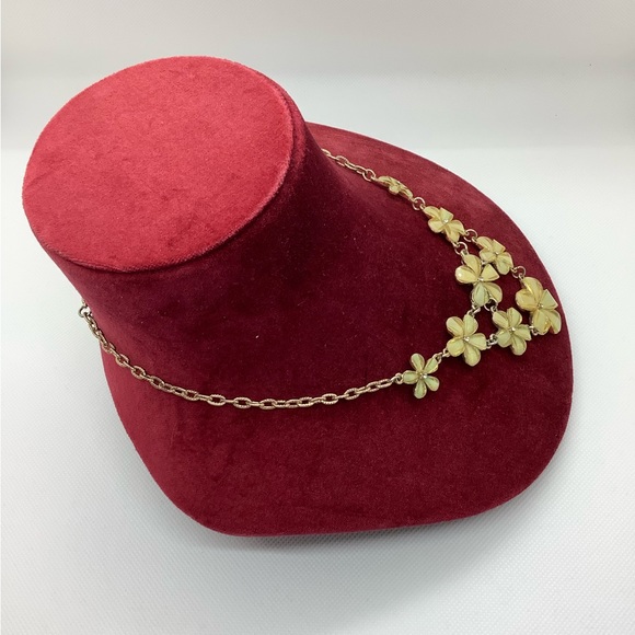 Fabulous Daisy Flower Bib Style Adjustable Necklace - Picture 5 of 6